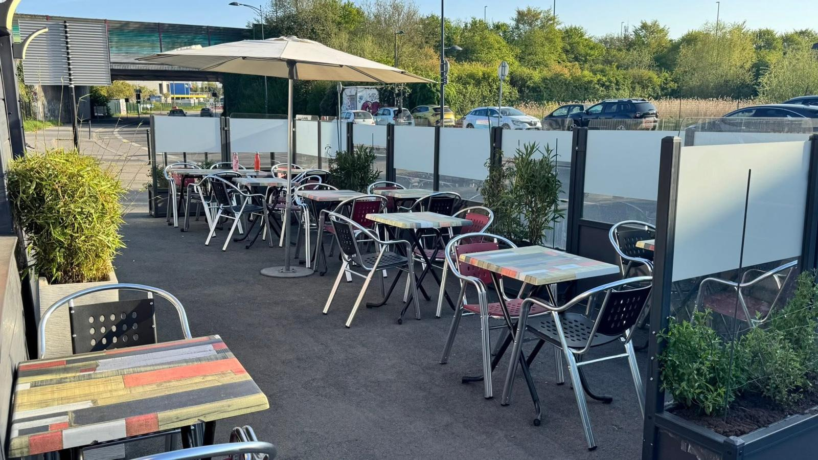 Terrasse extérieure de La Frite à Dorer